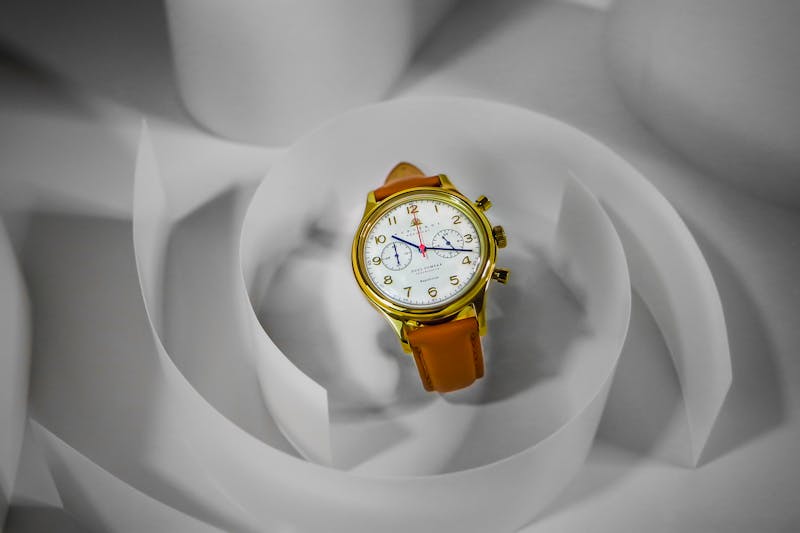 Montres femme élégantes bracelet acier or