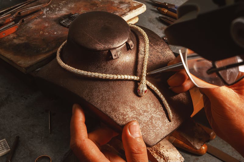 Boucles d'oreilles pendantes en or et pierres